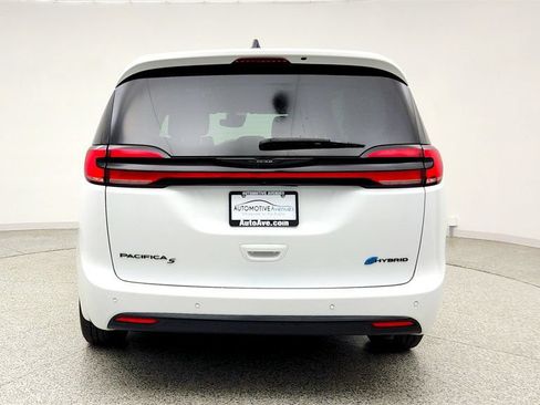 Used 2024 Chrysler Pacifica Limited FWD image 6