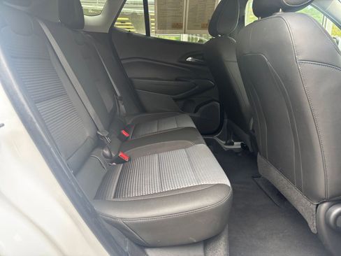 Used 2025 Chevrolet Trax LT FWD image 38