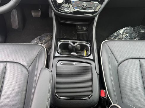 Used 2025 Chrysler Pacifica Limited FWD image 23