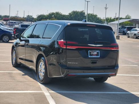 Used 2025 Chrysler Pacifica Select FWD image 3