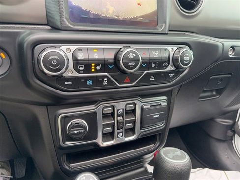 Used 2023 Jeep Wrangler Unlimited w/ Sun & Screen Package image 19