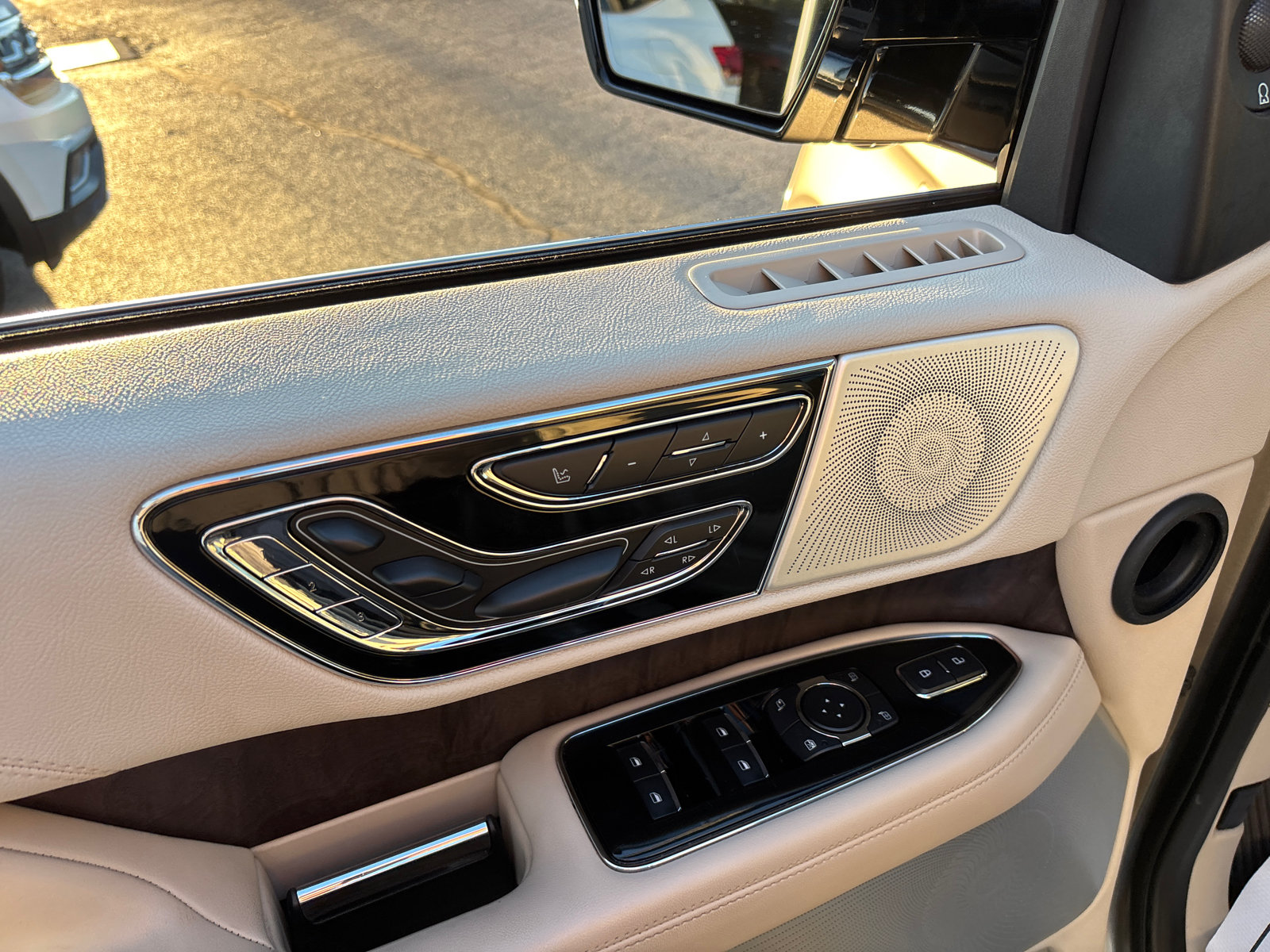 Certified 2020 Lincoln Navigator Reserve w/ Luxury Package AWD/4WD image 12