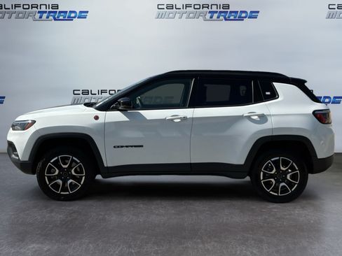 Used 2025 Jeep Compass Trailhawk AWD/4WD image 8