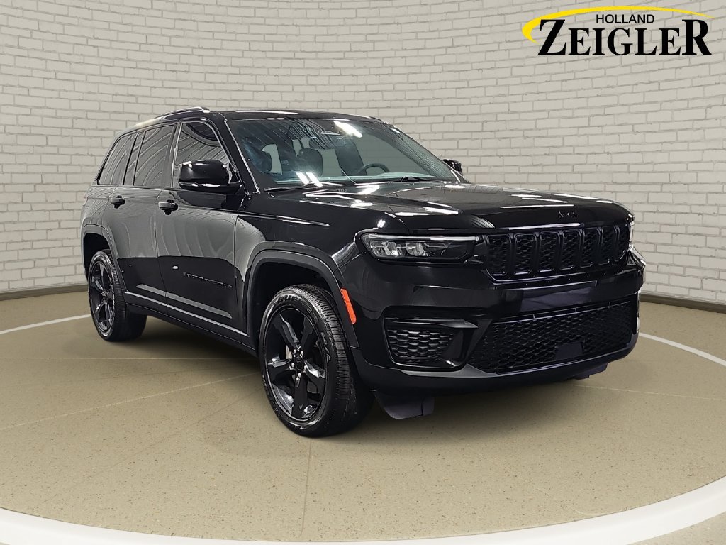 Used 2024 Jeep Grand Cherokee Altitude AWD/4WD image 3