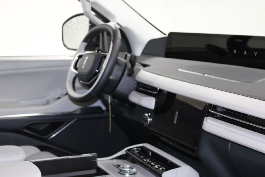 New 2026 Lincoln Navigator Premiere AWD/4WD image 32
