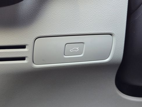 New 2025 Volvo XC40 B5 Ultra w/ Protection Package image 32