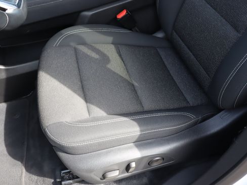 Used 2025 Chevrolet Traverse LT FWD image 17