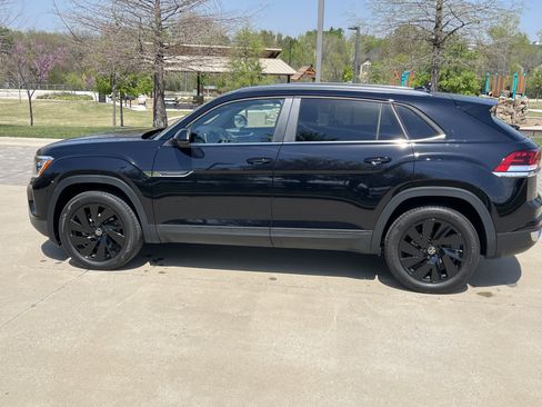 Certified 2025 Volkswagen Atlas Cross Sport SE w/ Panoramic Sunroof Package image 7