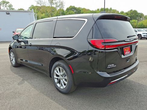 New 2026 Chrysler Pacifica Select image 3