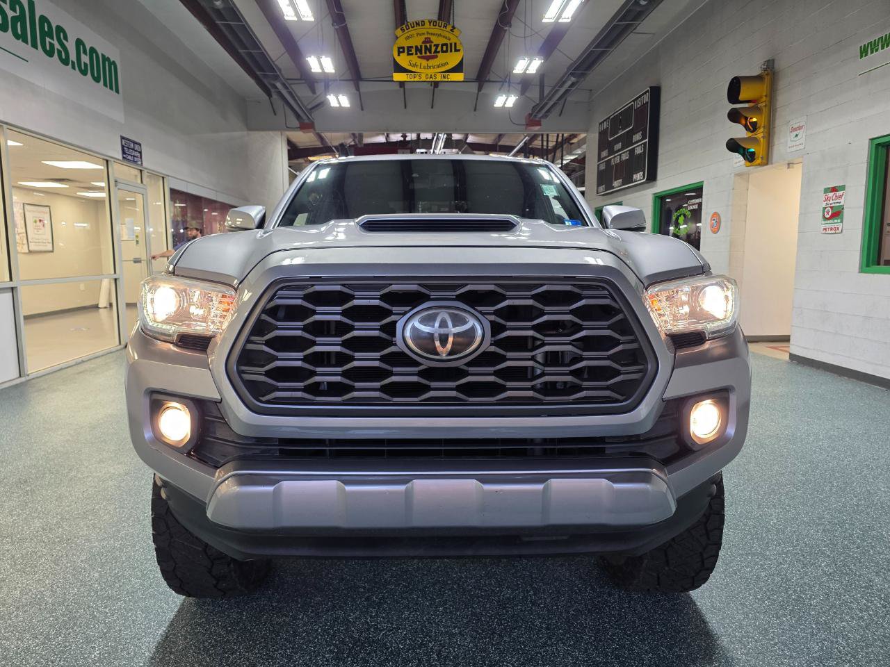 Used 2020 Toyota Tacoma TRD Sport AWD/4WD image 3