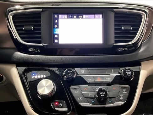 Used 2022 Chrysler Voyager LX image 15