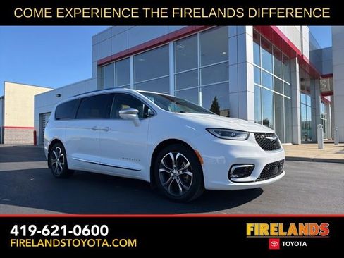 Used 2022 Chrysler Pacifica Pinnacle FWD image 1