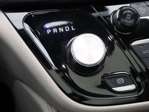 Used 2024 Chrysler Pacifica Limited image 27