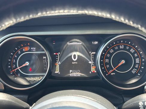 Used 2019 Jeep Wrangler Unlimited Sahara w/ Dual Top Group AWD/4WD image 11