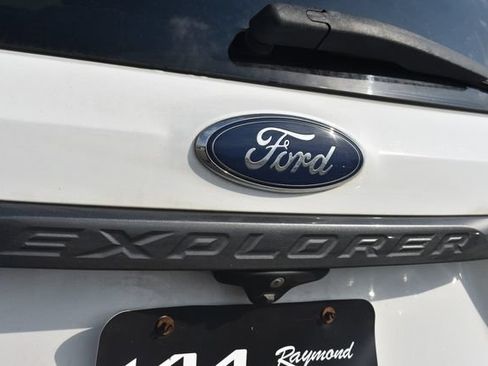 Used 2017 Ford Explorer XLT w/ Equipment Group 202A AWD/4WD image 14