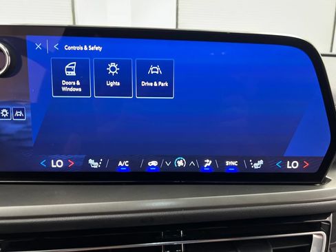 Used 2024 Chevrolet Traverse LT FWD image 69