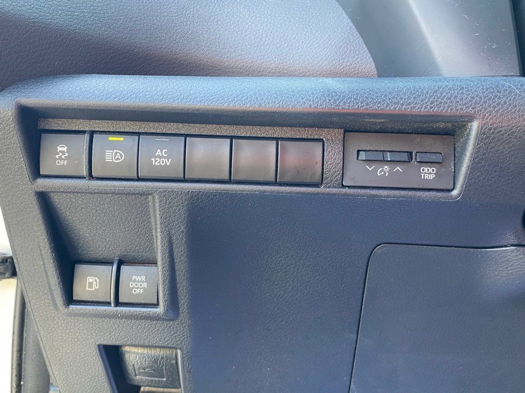 Used 2023 Toyota Sienna XSE FWD image 24