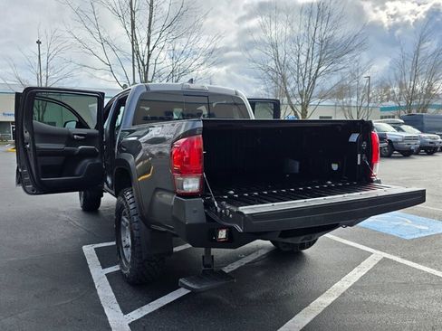Used 2017 Toyota Tacoma TRD Off-Road w/ Premium & Technology Package image 27