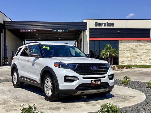 Used 2023 Ford Explorer XLT w/ Equipment Group 202A image 3