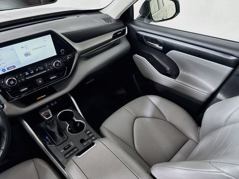 Used 2023 Toyota Highlander XLE AWD/4WD image 25