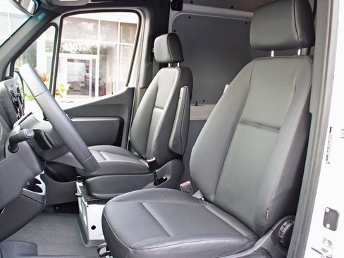 Used 2025 Mercedes-Benz Sprinter 2500 image 10