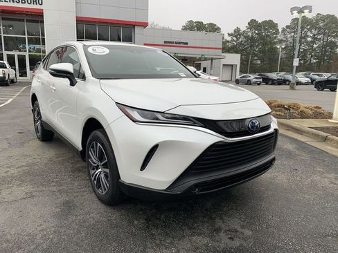 Used 2023 Toyota Venza LE image 2