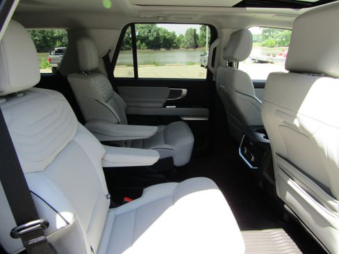 Used 2025 Ford Expedition Platinum w/ Platinum Ultimate Package AWD/4WD image 18