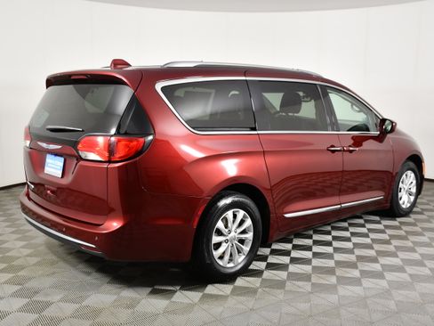 Used 2019 Chrysler Pacifica Touring-L FWD image 6