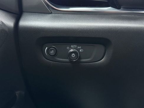 Used 2022 Chevrolet Traverse LT image 21