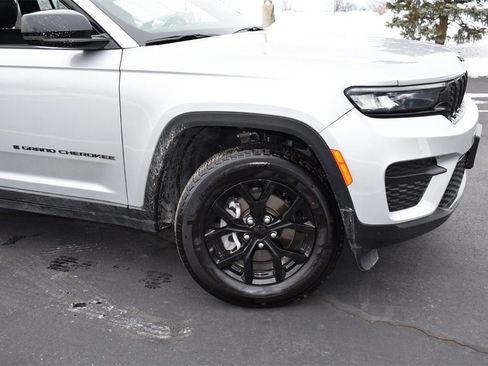 Used 2024 Jeep Grand Cherokee Altitude image 3