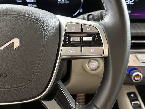Used 2025 Kia Telluride SX w/ SX Captain's Chair Package FWD image 17