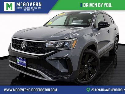 Used 2024 Volkswagen Taos SE w/ Panoramic Sunroof Package