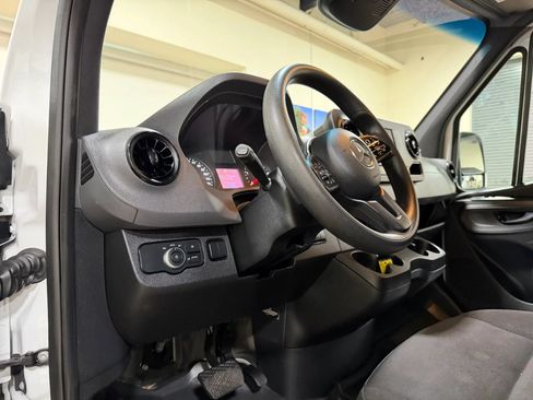 Used 2020 Mercedes-Benz Sprinter 2500 image 36