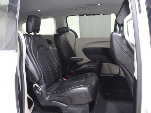 Used 2024 Chrysler Pacifica Touring-L FWD image 25