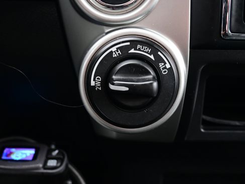 Used 2018 Nissan Titan SV image 29