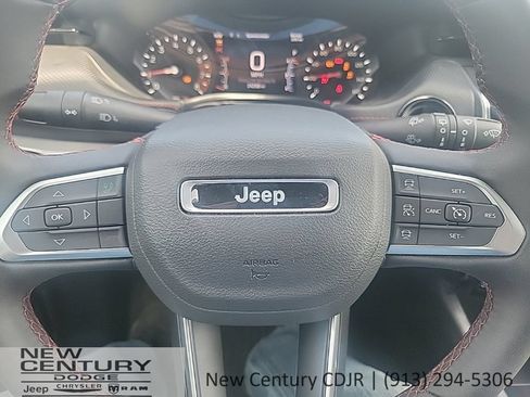 Used 2025 Jeep Compass Trailhawk AWD/4WD image 10