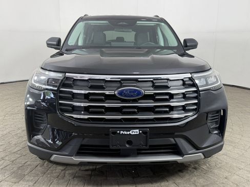 Used 2025 Ford Explorer Active AWD/4WD image 2