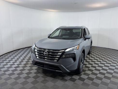 Used 2024 Nissan Rogue SL image 2