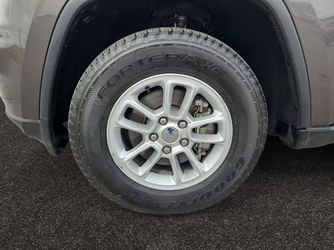 Used 2019 Jeep Grand Cherokee Laredo image 14