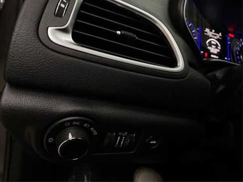 Used 2016 Chrysler 200 Limited w/ Convenience Group FWD image 23