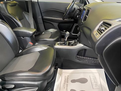 Used 2019 Jeep Compass Latitude w/ Cold Weather Group image 16