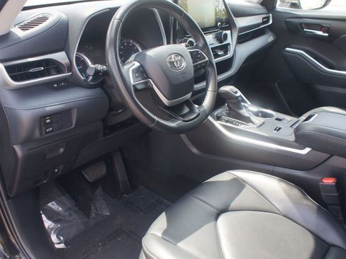 Used 2022 Toyota Highlander XLE image 11