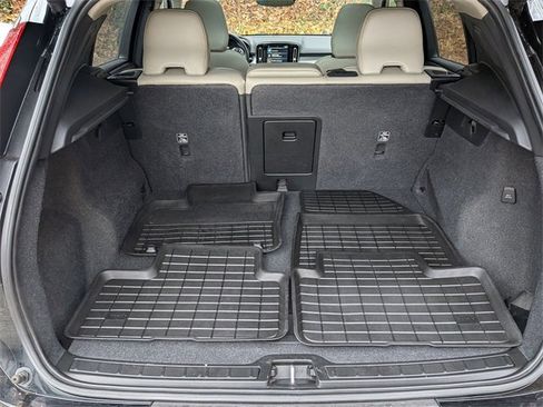 Used 2020 Volvo XC40 T4 Momentum image 29