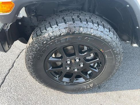 Used 2023 Jeep Gladiator Overland AWD/4WD image 9