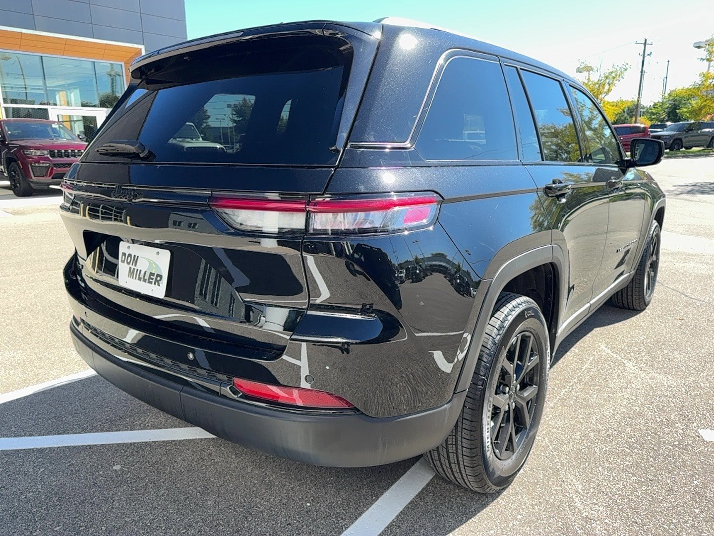 Used 2025 Jeep Grand Cherokee Altitude AWD/4WD image 6
