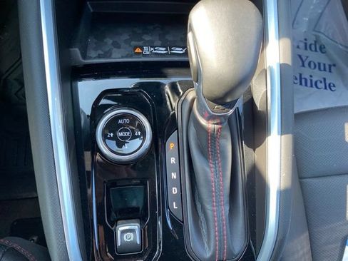Used 2025 Chevrolet Colorado Z71 w/ Technology Package AWD/4WD image 27