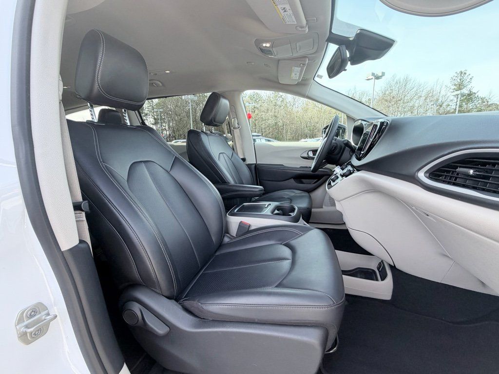 Used 2024 Chrysler Pacifica Touring-L FWD image 21