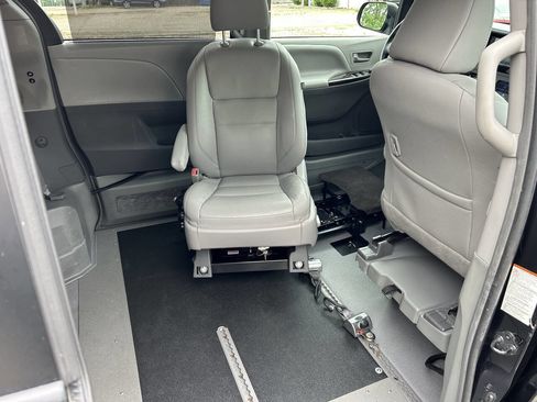 Used 2017 Toyota Sienna XLE FWD image 9