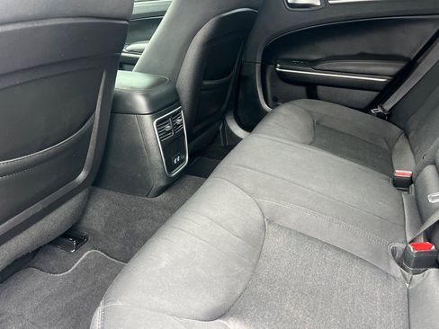 Used 2019 Chrysler 300 Touring RWD image 12