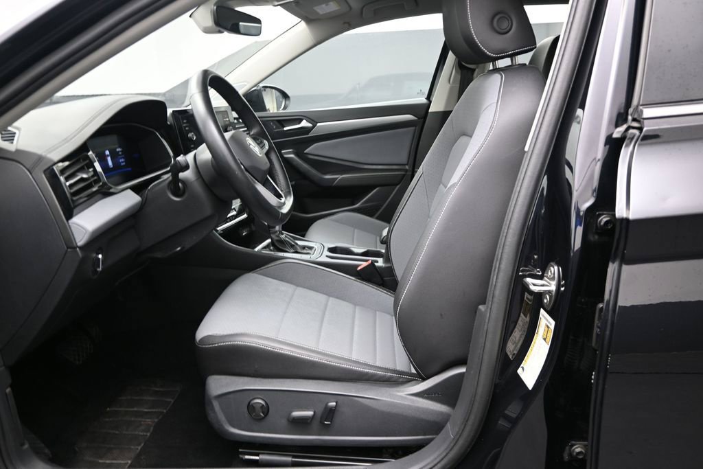Used 2025 Volkswagen Jetta SE FWD image 20